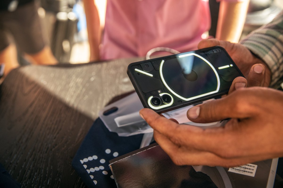 nothing's tweet image. The Nothing Kiosk dropped in London yesterday. Amazing turn out from our community. All here to get their hands on Phone (1).