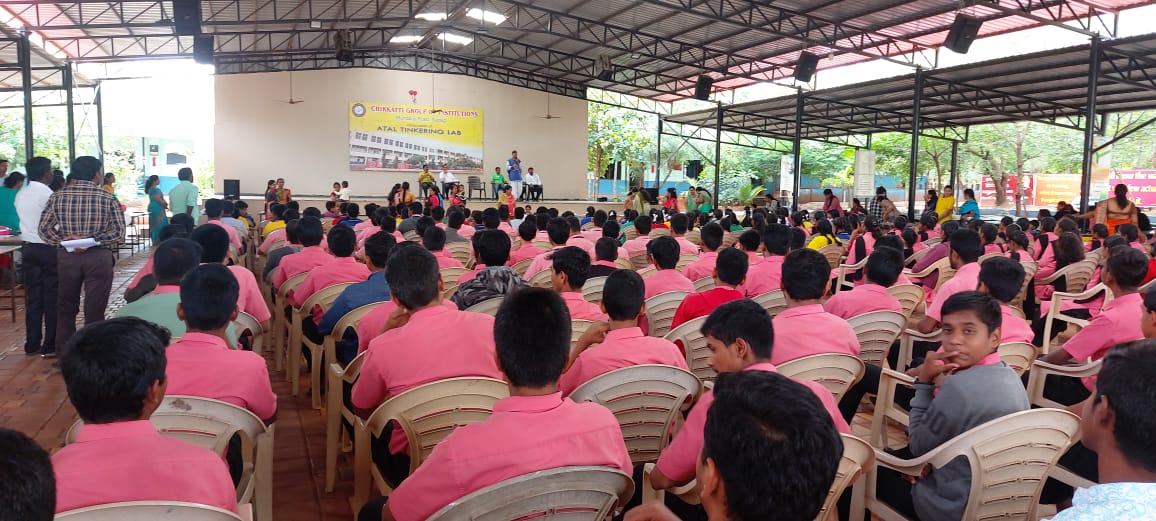 Ride4SoilKA's tweet photo. About 500 students participated in the event at Chikatti School in Gadag and their love for soil is unbeatable! 
#SaveSoilKarnataka #RideForSoil https://t.co/CqbyoaApty