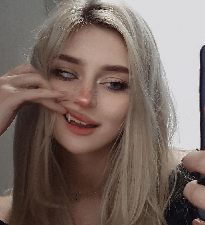 A veces incluso asoman los colmillos.