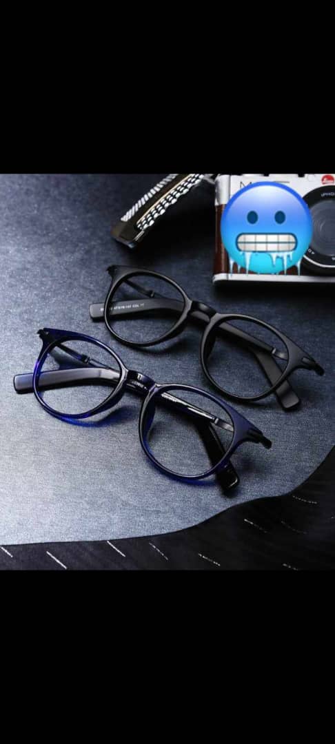PapeAbdouFall01's tweet photo. Je vends des lunettes photogray_antireflet 
Ay montures you silwissé, rare tekci salissant 🔥🔥❤️❤️

#Rtapprecies  c'est un nouveau business les amis donnez de la force https://t.co/LN2QbGNLLf