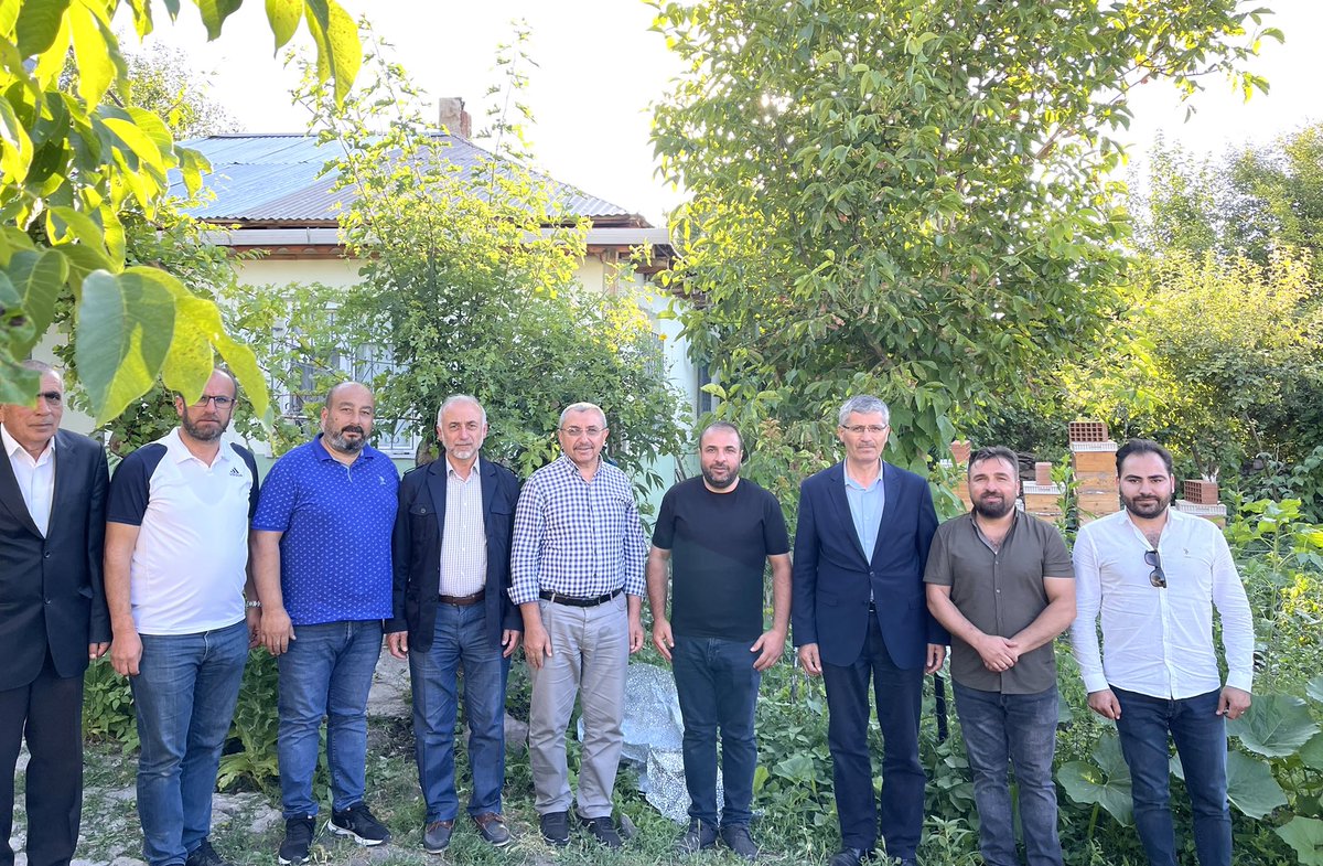 Suşehri Dernek bşk. <a href="/BayraklErdem/">erdem bayraklı</a> kardeşi yöresel ses sanatçısı <a href="/ercanbayrakli/">Ercan Bayraklı</a> beylerin çay davetine, Suşehri bel.bşk. <a href="/FazliYuksel58/">fazlı yüksel</a> birlikte icabet ettik. 

Bayraklı ailesine misafirperverlikleri için çok çok teşekkür ederim.