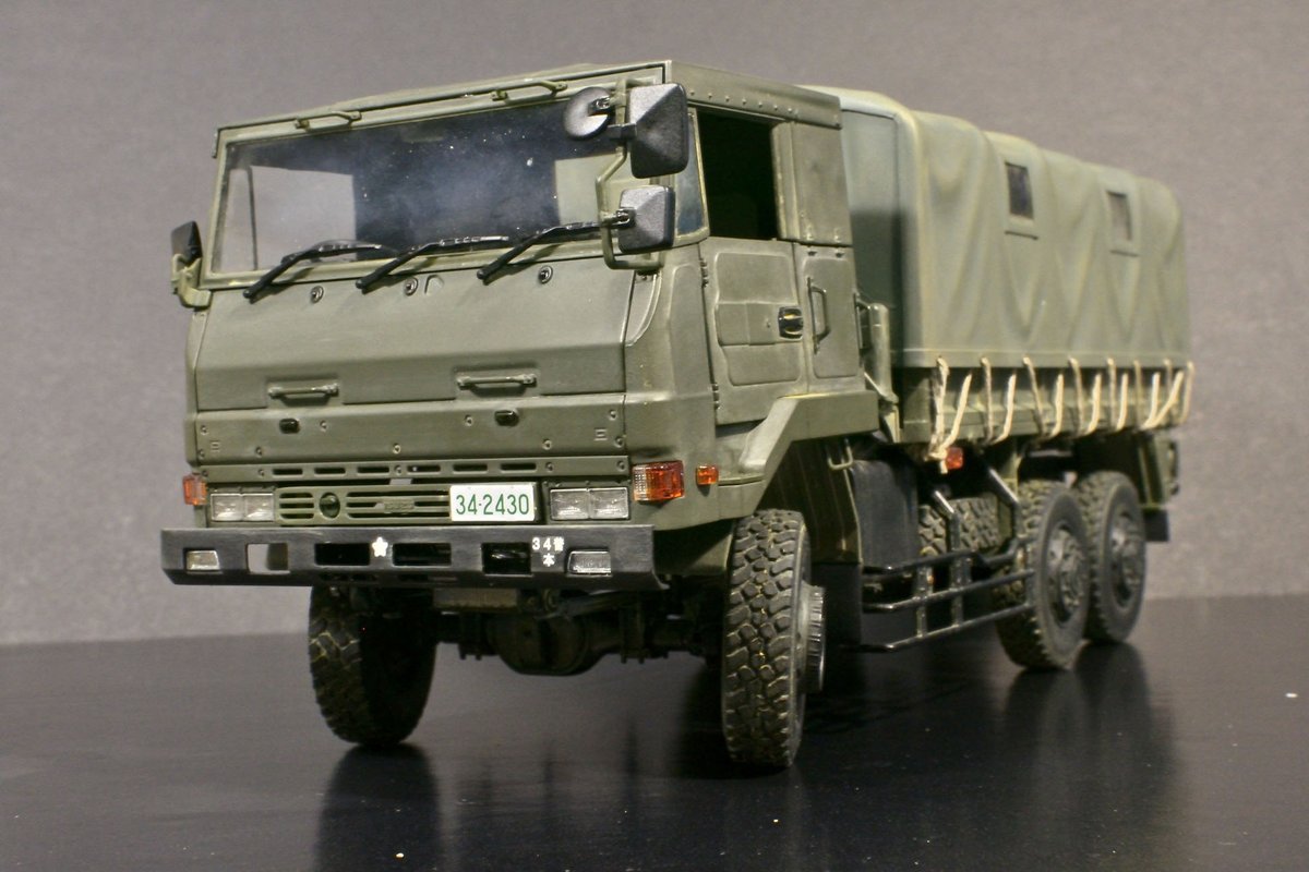 nattchan12's tweet photo. アオシマの意欲作、陸上自衛隊3 1/2t(SKW477)がほぼ完成いたしました。実車はこんなに汚れていない事が判���(笑)普段はクリーンに作ることを心がけているのでウエザリングはむずい。#アオシマ #いすゞ #SKW477 #陸上自衛隊 https://t.co/BVrIS36IYX