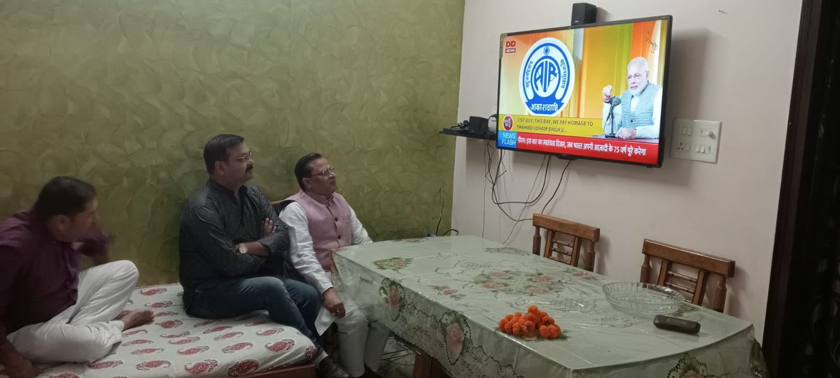 VineetAgarwalS1's tweet photo. #मेरठ: आज मेरठ के वार्ड no #4बूथ #no338 पर बूथ अध्यक्ष श्री सुमित मिश्रा जी के निवास पर देश के प्रधानमंत्री आदरणीय श्री @narendramodi जी के #91बे मन की बात के कार्यक्रम में मुख्यअतिथि के रूप में मन की बात को सुनने का शुभअवसर प्राप्त हुया@BJP4India @blsanthosh @RSSorg
#maankibaat https://t.co/xvWCoMyRqK
