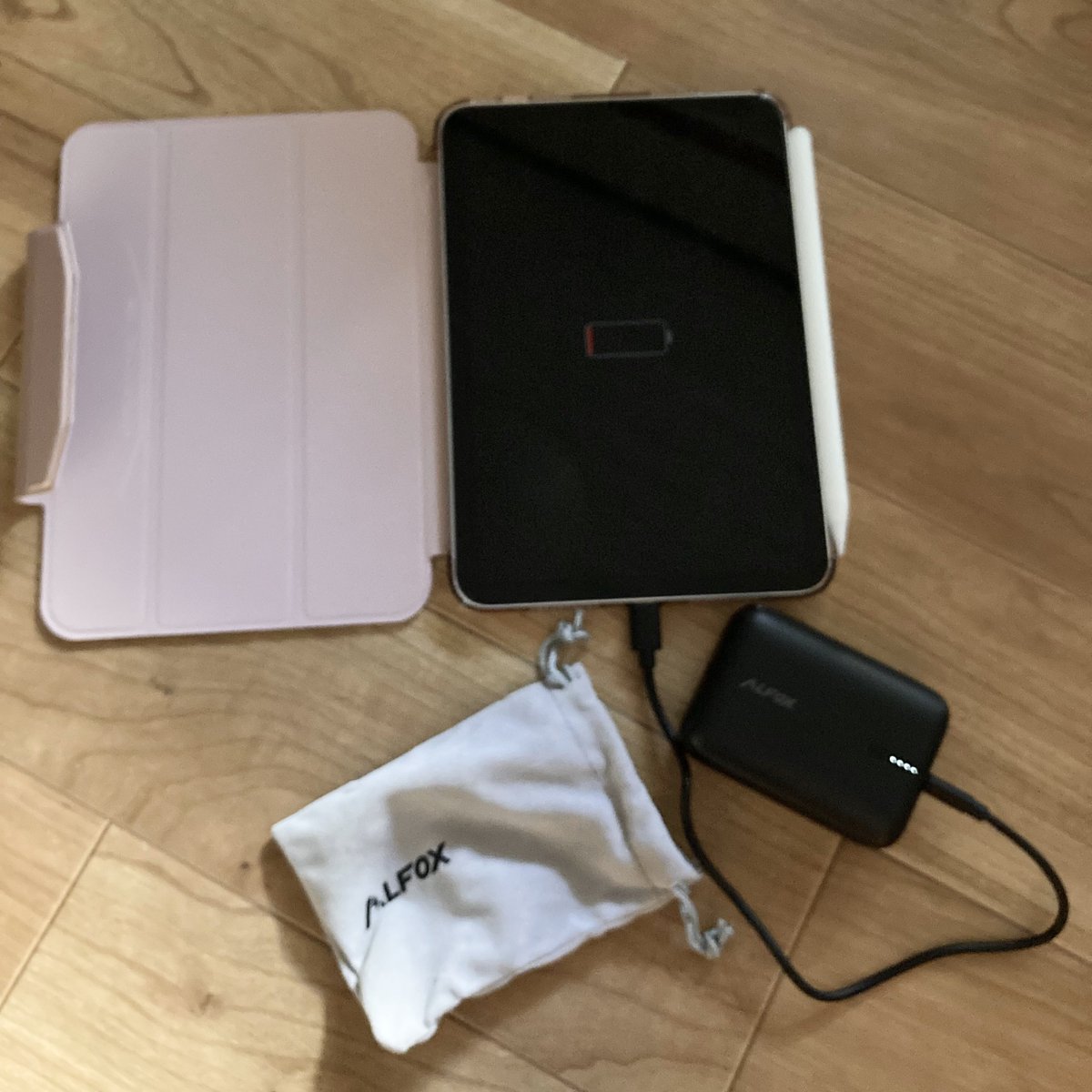 bunborgfc's tweet photo. とりあえず、
iPad miniを充電してみる。
#Alfox #モバイルバッテリー https://t.co/A9q80siC50