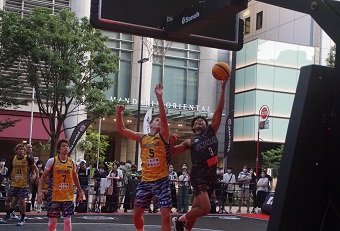 SPCOM_JP's tweet photo. #コレド室町テラスで 行われた #3x3 のJAPAN TOUR ROUND.7のレポートです。
#バスケットボール #XD #Teamhustle #SIMONEXE #宇都宮ブレックス #TOKYODIME #日本橋ウェルネスマネジメント #JBA3x3 #3x3jpt2022
https://t.co/TFFo59DAI5 https://t.co/bWGV3N4kZu
