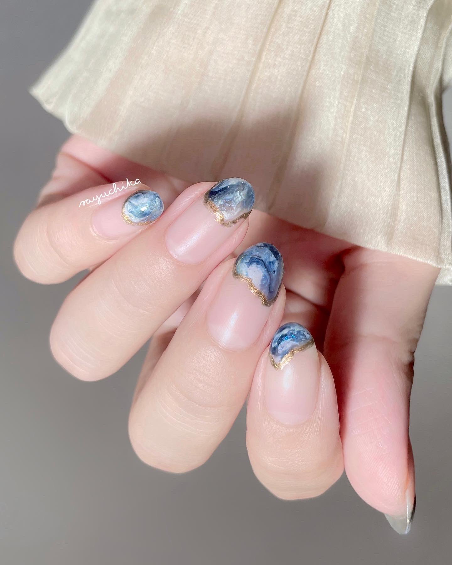 さゆ 瀬戸物カラーなネイル 白とネイビーマーブルをゴールドで縁取りした 落ち着いた色合いだけどふとした時にキラっと光るのがお気に入り 今日のネイル T Co Wdub4mstzn Twitter