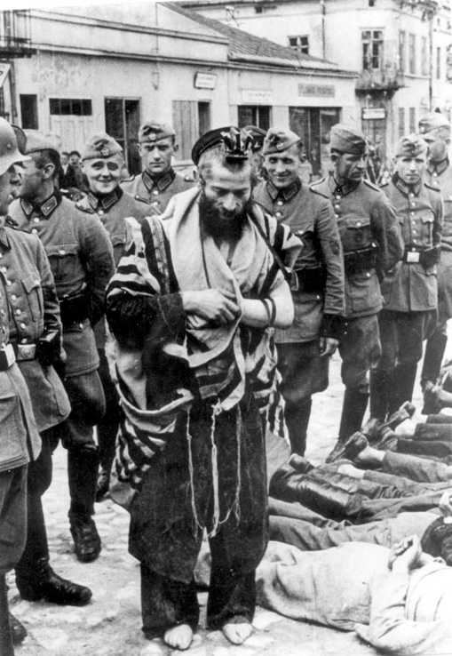 auschwitzxhibit's tweet photo. 31 July, 1940 | German police unit publicly abuses and humiliates Rabbi Moshe Yitzchak Hagerman in Olkusz, Poland, on “Bloody Wednesday”. 

The Jews of Olkusz were deported to Auschwitz in 1942, where most of them were murdered. https://t.co/fWLlzkRmRz