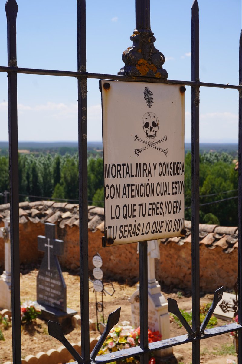 MORTAL. MIRA Y CONSIDERA
CON ATENCIÓN CUÁL ESTOY
LO QUE TÚ ERES, YO ERA
¡TU SERÁS LO QUE YO SOY!

Camposanto en Los Llamosos, Soria.