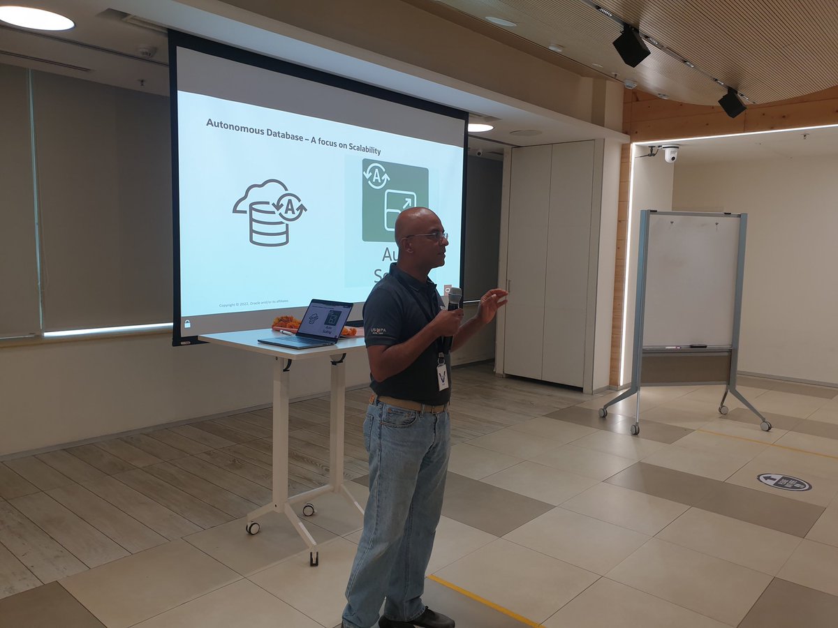 vivek_oracle's tweet image. Wow. A full house. RAC PM @RACMasterPM in action in front of a full house at Gurgaon. @sandeshr #AIOUG #OCYatra22