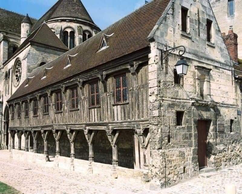 Oldest french library still in operation: Chapter library located in Noyon. Built at end of Middle Ages or even at beginning of Renaissance, around 1506-1507.

"Bookshelf" (old denomination) intended for canoines, one rare examples of wooden buildings still preserved in France.