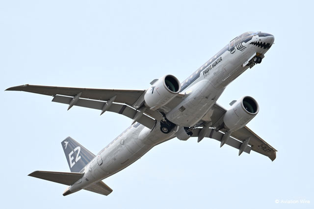 Aviation_Wire's tweet photo. E190-E2、テックシャーク塗装で飛行展示=ファンボロー航空ショー https://t.co/gZlFWeQF11 #E190E2 #Embraer #TechShark #FIA2022 https://t.co/7x8LNhid1R