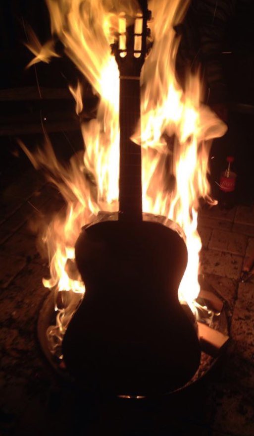 robveninga's tweet photo. @vangoesboom The spirit of the guitar https://t.co/pcG9dYFUT0