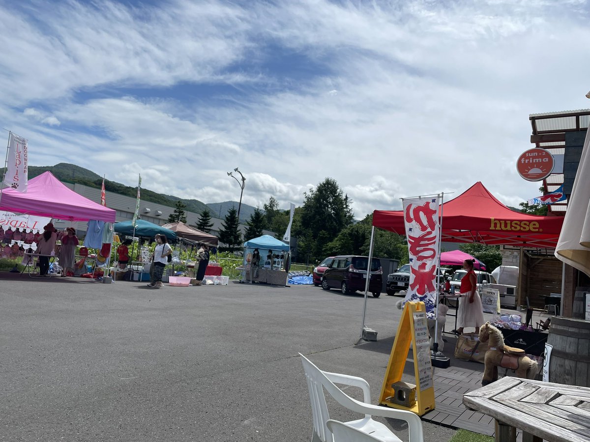 maro_ma_ro's tweet photo. Dear Life 俺たちのビビビビ夏祭りに
お邪魔してきました☺️

色んなワンちゃんグッズ販売していて
全部可愛かったです。
うちの子はカボチャのアイスも美味しく頂きました♪🐶

今はフェルトのおもちゃを振り回して
遊んでます、気に入ったみたい✨ https://t.co/2lUwwkQYGz