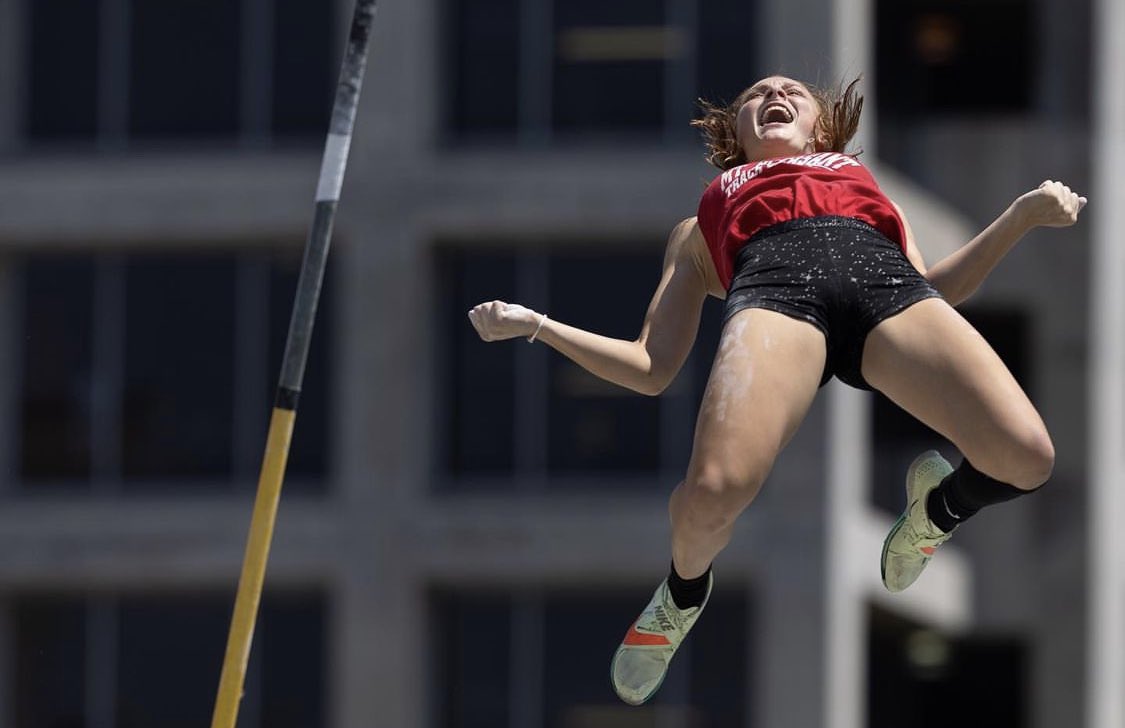 tessamuddd's tweet photo. 3 for 3🏆🏆🏆

Ending my hs career with my 3rd national title of the year and as the USATF JO 17-18 record holder. Thank you to everyone who’s cheered me on this season! I’m so excited to soar to higher heights as a collegiate athlete!! #USATFJO https://t.co/wTpACJIwjc