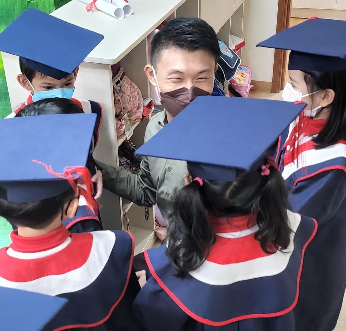 YamKeng's tweet photo. Graduation photo taking time! 

#pcf #sparkletots #tampinesnorth #graduation https://t.co/dD72t9e6iM