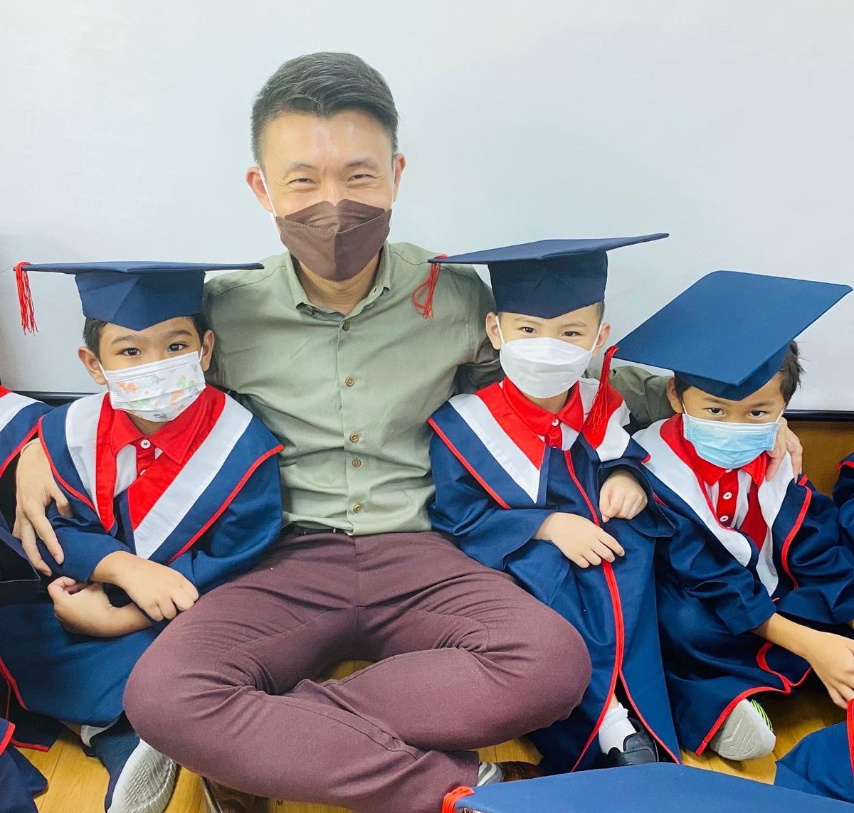 YamKeng's tweet photo. Graduation photo taking time! 

#pcf #sparkletots #tampinesnorth #graduation https://t.co/dD72t9e6iM