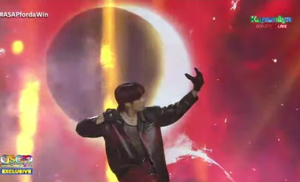 SB19PPopKen's tweet photo. @ASAPOfficial @atinyobb This is my favorite.

Wrestler daw yan? Haha

#FELIPonASAPfordaWin
Live performance of #FelipBulan by @felipsuperior of @SB19Official

#StanWorld #SB19 #WeStanEarth https://t.co/eZCVWlChkd