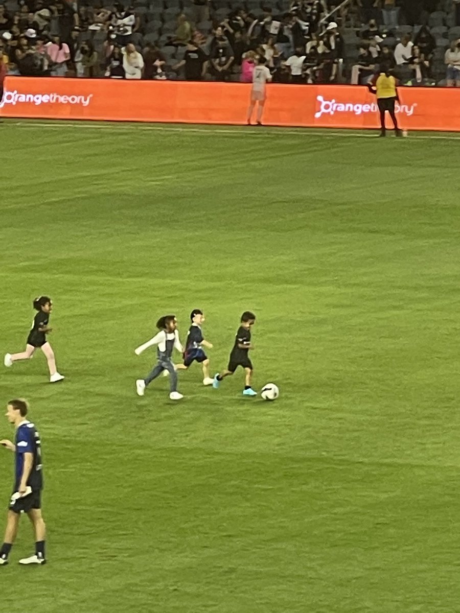 One nation one team. After the game, ⁦@AngelCityFC1⁩ and @olreign kids take the field together. ⁦@NWSL⁩