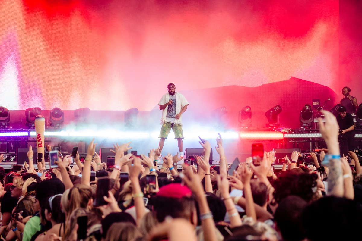 lollapalooza's tweet photo. ❤️‍🔥 @BigSean feat. @JheneAiko on the #Lolla main stage! https://t.co/lh5kFf9g30