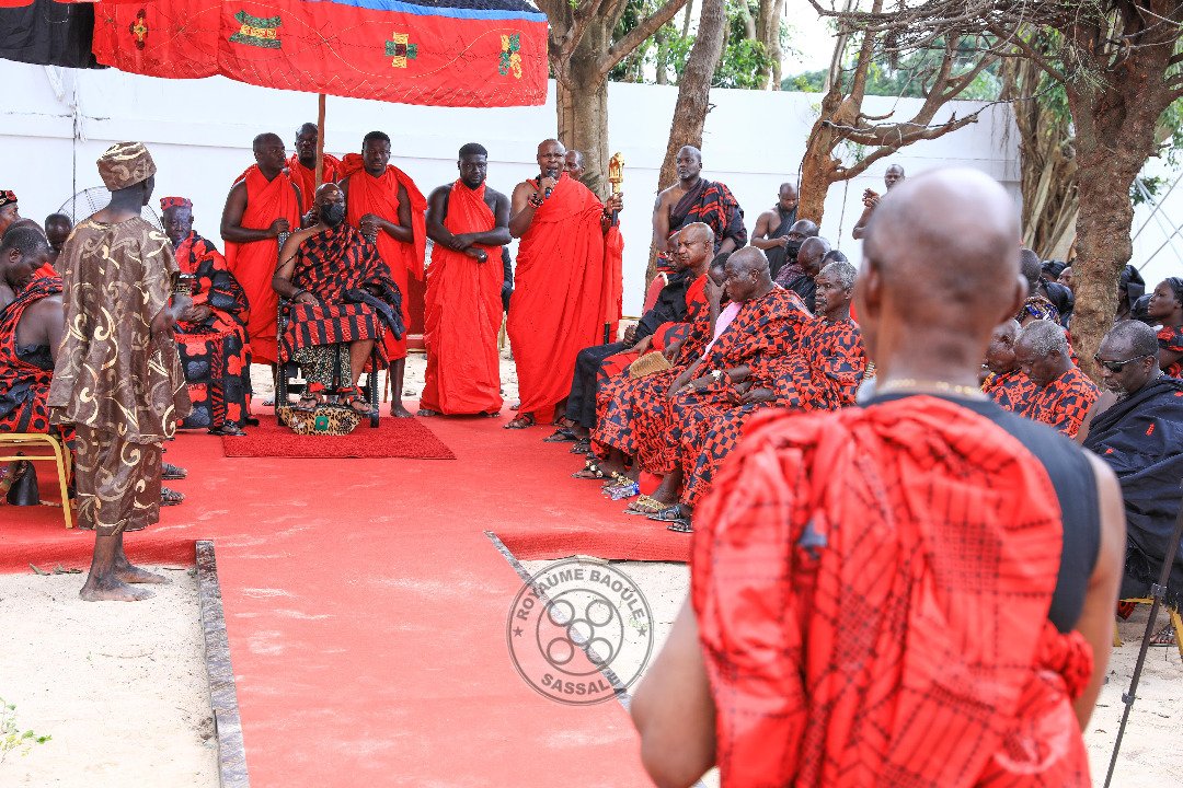 #Rip SM Ôtimi Kassi Anvo accompagné ds chefs de cantons, ds chefs de villages de Sakassou et de Yamoussoukro et ds mbres du Cabinet Civil Royal
ouvre ce matin la cérémonie du Nzié du Gouverneur Charles Konan Banny <a href="/BannyKonan/">Charles Konan Banny</a> à #Morefê #Team225 <a href="/baouletv/">Baoulé TV</a> #Baoulé <a href="/RTI_info/">RTI Info</a> <a href="/civ225/">#civ225</a>