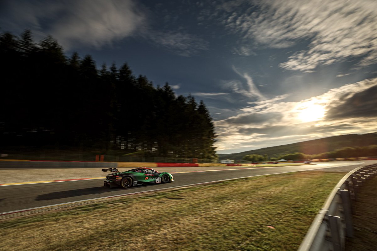 Ollie pits the #38 McLaren from P6 to handover to Rob Bell. 

9h15 still to go!

#spa24h #GTWorldChEu #JOTA #McLaren