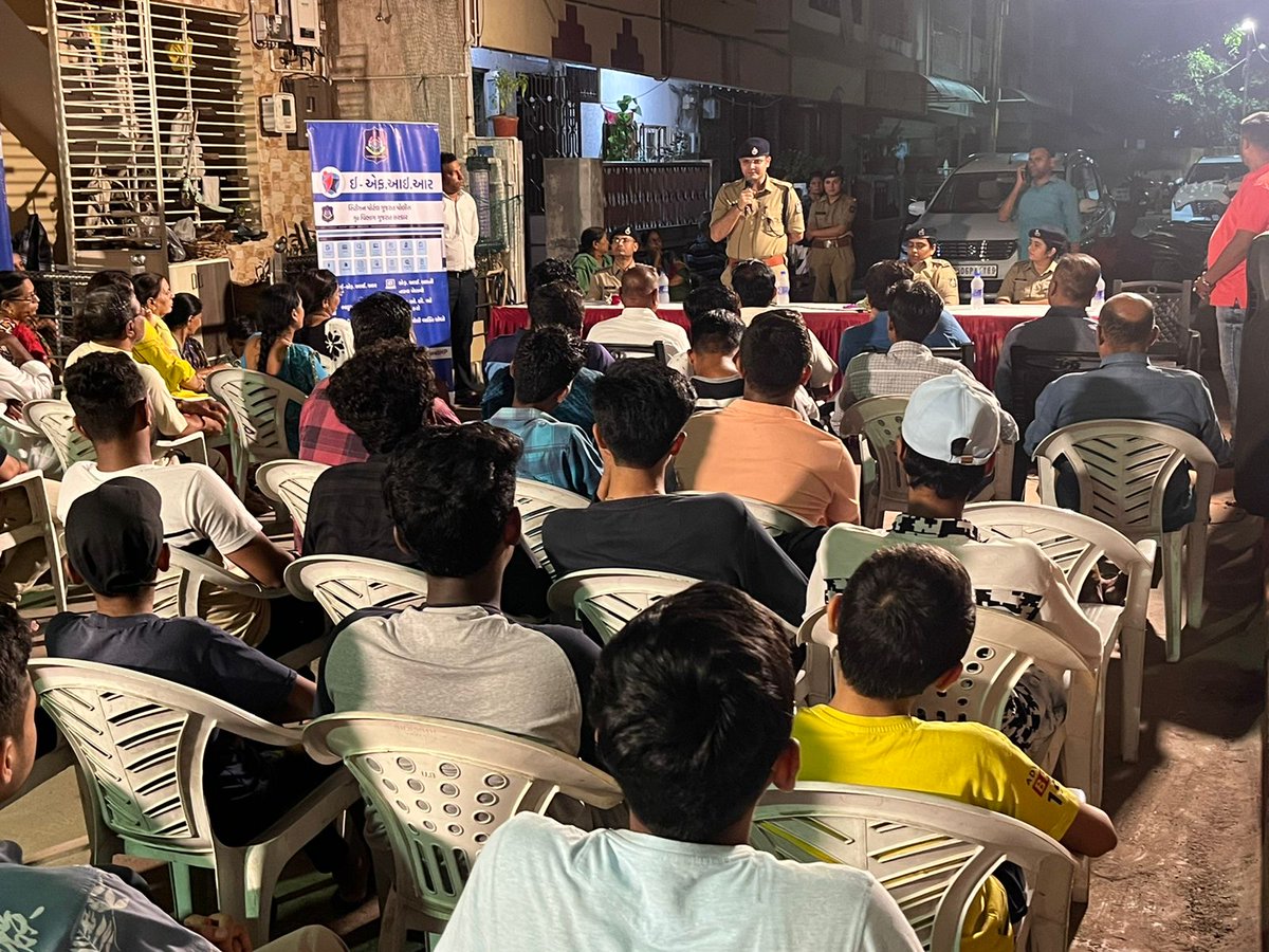 Vadcitypolice's tweet photo. નવાપુરા પો. સ્ટે. વિસ્તારના રહીશો તથા આગેવાનો સાથે e-FIR લોન્ચિંગ અન્વયે જનજાગૃતી કાર્યક્રમ તથા શાંતિ સમીતીની મીટીંગ તથા સુરક્ષા સંવાદનું આયોજન કરવામા આવેલ

@dgpgujarat 

#VadodaraCityPolice #shantisamiti #surakshasamvad #efir #efirawarenessprogram #publicawareness https://t.co/jCPMNV8GZU