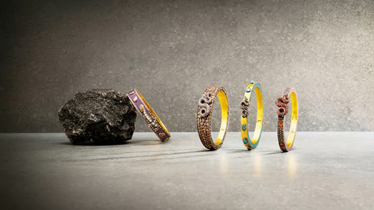 Hurriyet's tweet image. Sınır tanımayan kuyumcu Sevan Bıçakçı... Yıldızlara mücevher takıyor

@zeynepbilgehan yazdı...
hurriyet.com.tr/yazarlar/zeyne…