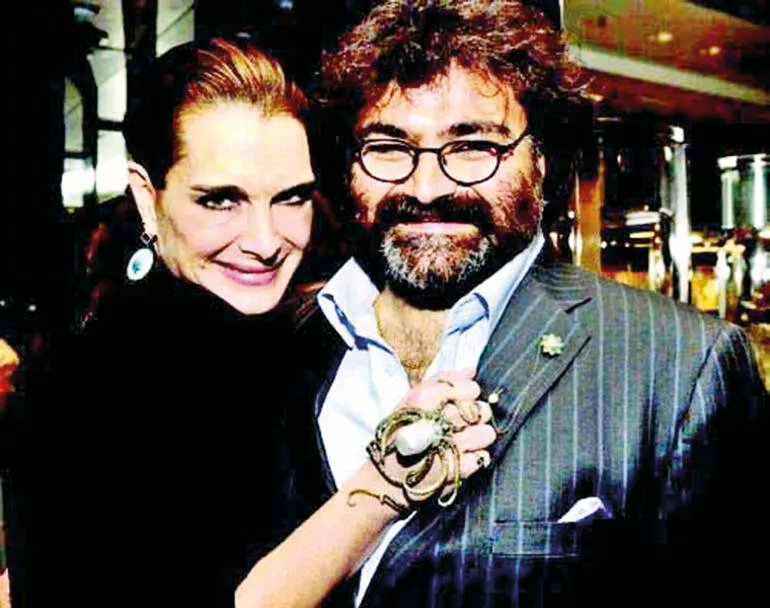 Hurriyet's tweet image. Sınır tanımayan kuyumcu Sevan Bıçakçı... Yıldızlara mücevher takıyor

@zeynepbilgehan yazdı...
hurriyet.com.tr/yazarlar/zeyne…