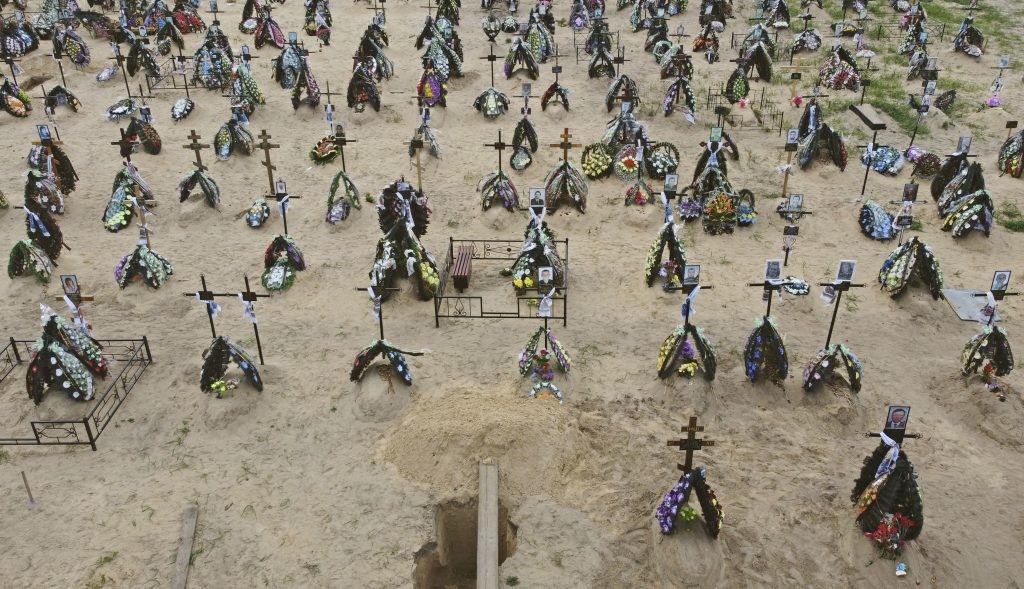 Ukrainassa on meneillään kansanmurha. Totuus on hyvin raaka, mutta realismilta emme saa silmiä ummistaa.

Kyse ei ole ainoastaan ihmisten tappamisesta, vaan se kohdistuu ukrainalaisten kansalliseen identiteettiin ja sen hävittämiseen.
Ketju: