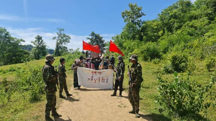 miN13700's tweet photo. At 10.37 am on July 31, local people under the protection of Thayet PDF comrades, held an anti-military protest and people's oath-taking ceremony in a village of #Thayet District, Magway Region.
#MyanmarPeopleOath
#HearTheVoiceOfMyanmar
#2022July31Coup
#WhatsHappeninglnMyanmar https://t.co/KEDFjoJwE9