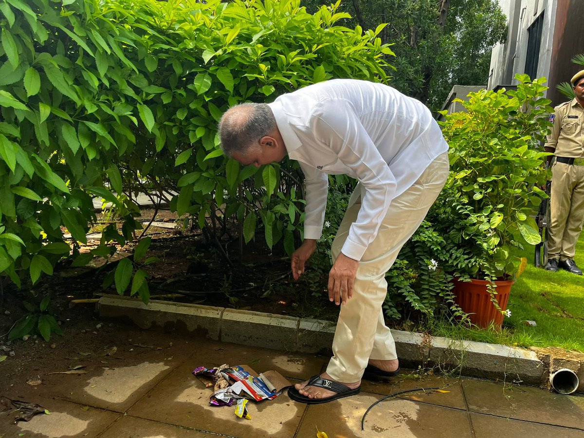 BRSHarish's tweet photo. Defend Against Dengue

I cleared water stagnation points at my house.Urge all citizens to spare #EverySunday10min to clean up all sources of stagnant water at ur house &amp; share pictures.
Prevent dengue causing Aedes mosquito breeding which bites mainly during day
#DenguePrevention https://t.co/9Ftje2SOqE