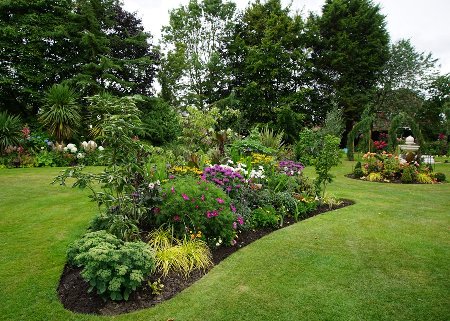 retfordlife's tweet photo. Welcome August with a garden visit! Check out gardens in #Langwith, #Halam, #Syerston, #Laneham near #Retford and #Worksop open for the National Gardens Scheme this month https://t.co/8tU7Py5zXI https://t.co/Td7d37sX54
