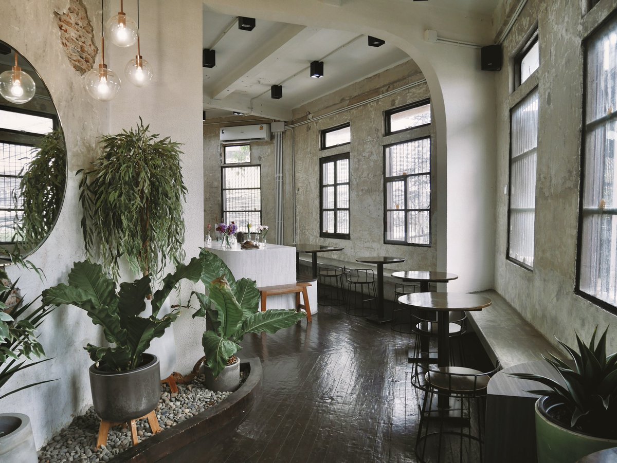 ajarofjamm's tweet photo. คาเฟ่ย่านตลาดน้อย ‘ARBOR Cafe and Cooking Studio’ ร้านตกแต่งด้วยต้นไม้สีเขียว และประดับด้วยดอกไม้ คนไม่เยอะ แต่มีมุมสวยให้ถ่ายรูปเยอะเลย 🥰
เปิด: ทุกวัน 09.00-18.00 น.
พิกัด: ถนนทรงวาด ย่านตลาดน้อย (https://t.co/vrl1WeKmCz)
@aroii #MissJReview #cafehoppingbkk https://t.co/JhtNww2Zhf
