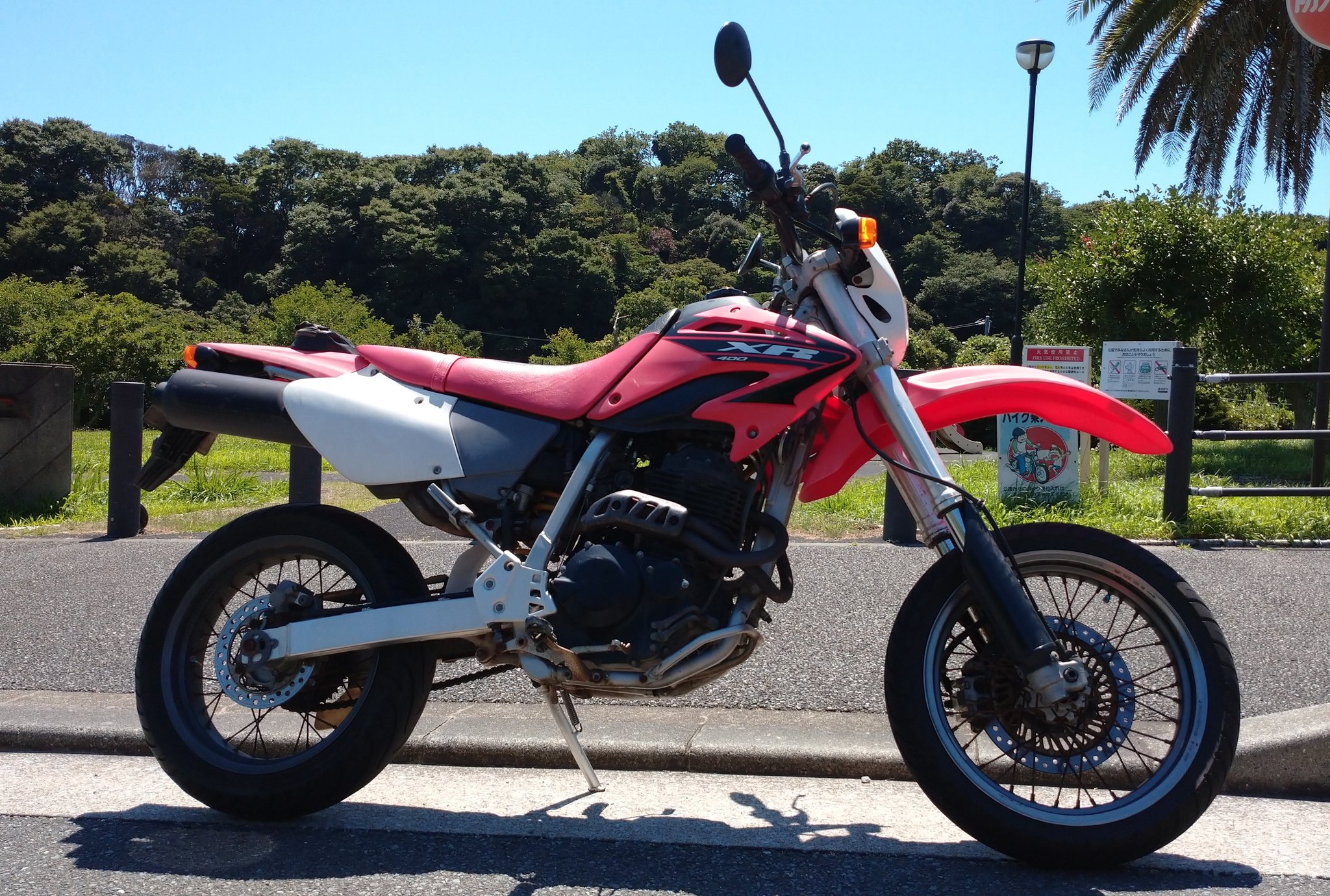 のりものdamon マック Xr400モタード 職場のバイク乗りが代車で乗って来たので少し走らせて貰った 05年発売 同時63万 Ohc単気筒 5速 121kg 30ps 3 4kg M 跨がった瞬間 フロント重っ と感じたが 私の初期型rz250 137kg より15kgも軽かった 小気味良い
