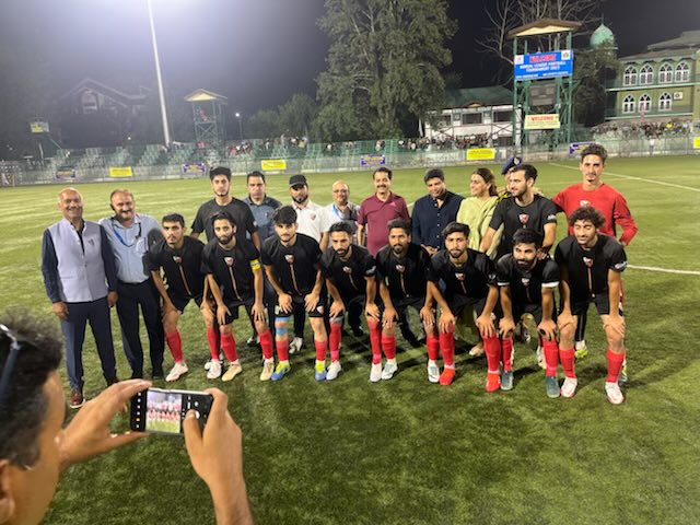 Thank you ⁦@JKSportsCouncil⁩ and ⁦@nuzhatjehangir⁩ for all the support and for making Saturday evening a memorable one for football. Thank you ⁦@JandKBank⁩ for the good game. We are all 1.