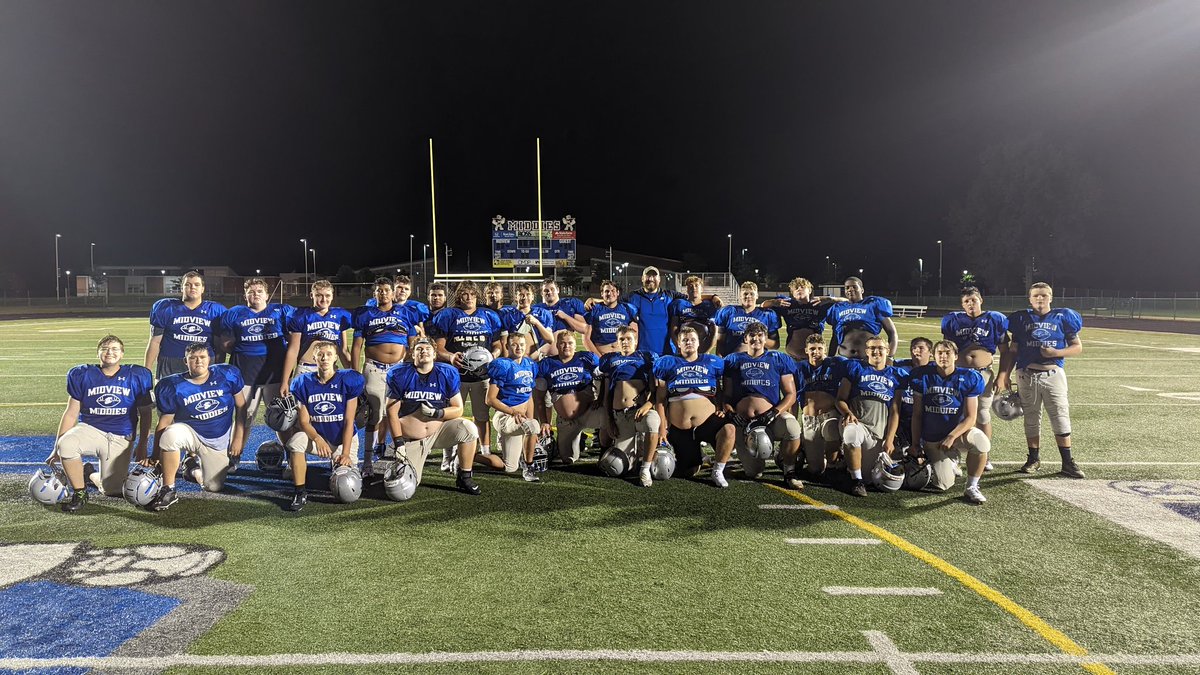 Coach_BurkMHS's tweet photo. Midnight Madness '22
🤘🏈💪 https://t.co/SpIsGEQjj3