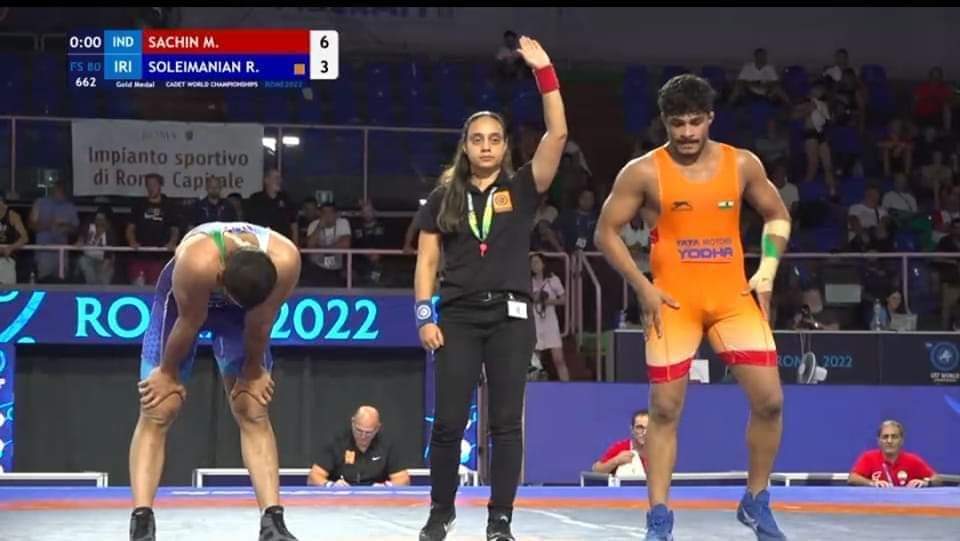 Jassipetwar_inc's tweet photo. #World_Championship में 80 किलो भार वर्ग में हमारे बड़े गांव बास के भाई सचिन मोर के #Gold मेडल जितने की खुशी में उनके घर जाकर परिवार के साथ खुशियां बांटी व मुंह मीठा करवाया।
इस उपलब्धि में सचिन की मेहनत उनके कोच व परिवार के संघर्ष का पूरा योगदान है।
@DeependerSHooda https://t.co/J0jIJLmw0U