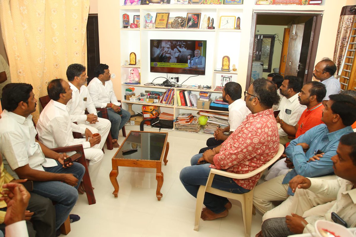 Eatala_Rajender's tweet photo. Listening to Hon'ble PM Shri @NarendraModi Ji's #mankibaat along with #BJP Karimnagar District President Shri @GKR4BJP garu and other party senior leaders, representatives from Huzurabad. https://t.co/vxApAPBizL