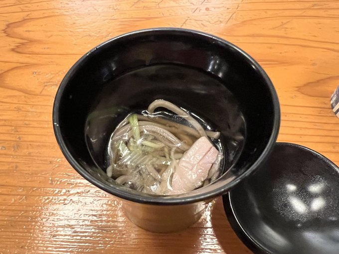 ウェルカムドリンクならぬウェルカム冷たい鶏蕎麦! 