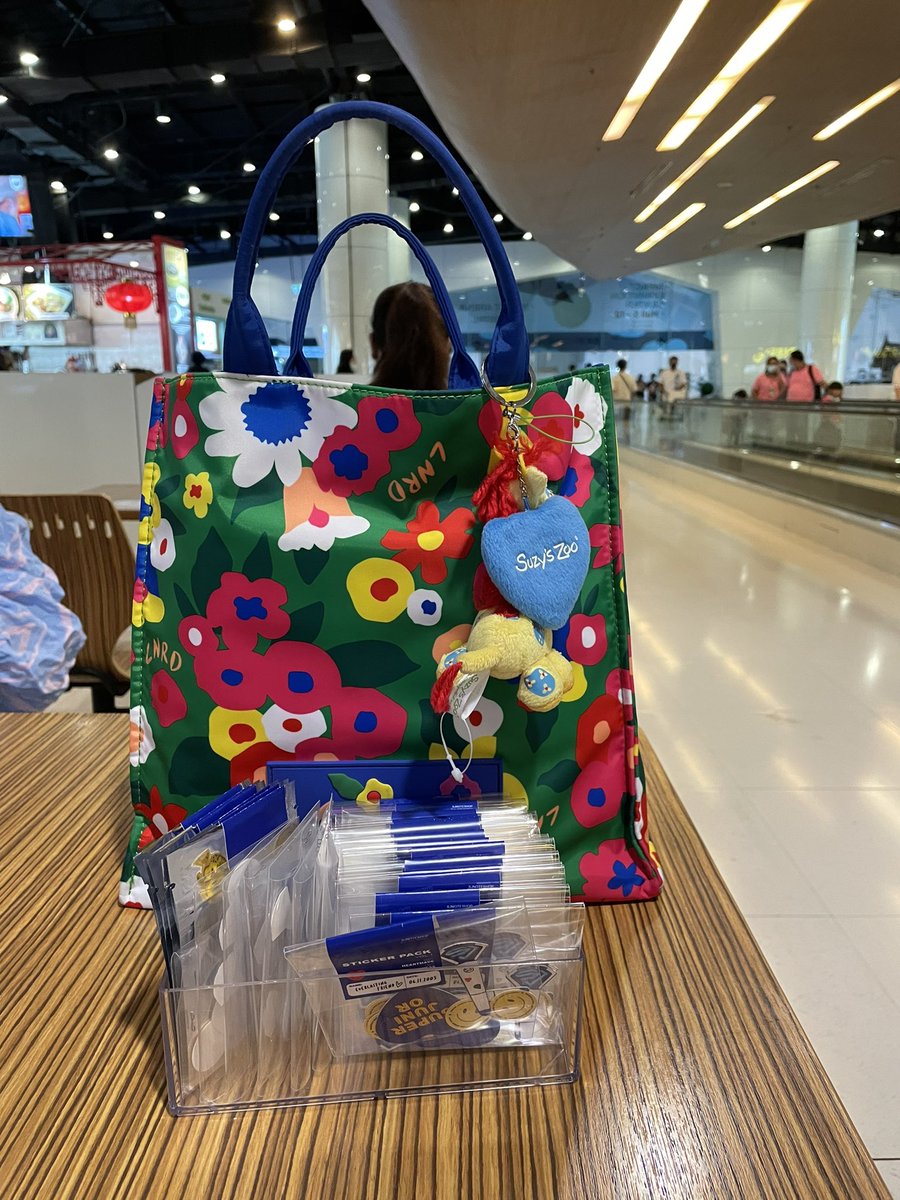 SJnoteShop's tweet photo. ถึงแล้วนะคะะ อยู่ตรง sky kitchen ชั้นบนของฝั่งชาเลนเจอร์ (ตรงทางขึ้นจะมี starbucks กับร้านนายอินทร์) เดินขึ้นมาอยู่โต๊ะริมทางเดินใกล้กับจุดแลกคูปองนะคะ มองหาโต๊ะที่มีกระเป๋าในรูปแล้วเดินมารับได้เลยค่า เสื้อสีน้ำเงิน &amp; ส้ม &amp; ฟ้า #SS9inBKK_DAY2 https://t.co/7mzZAUElgu