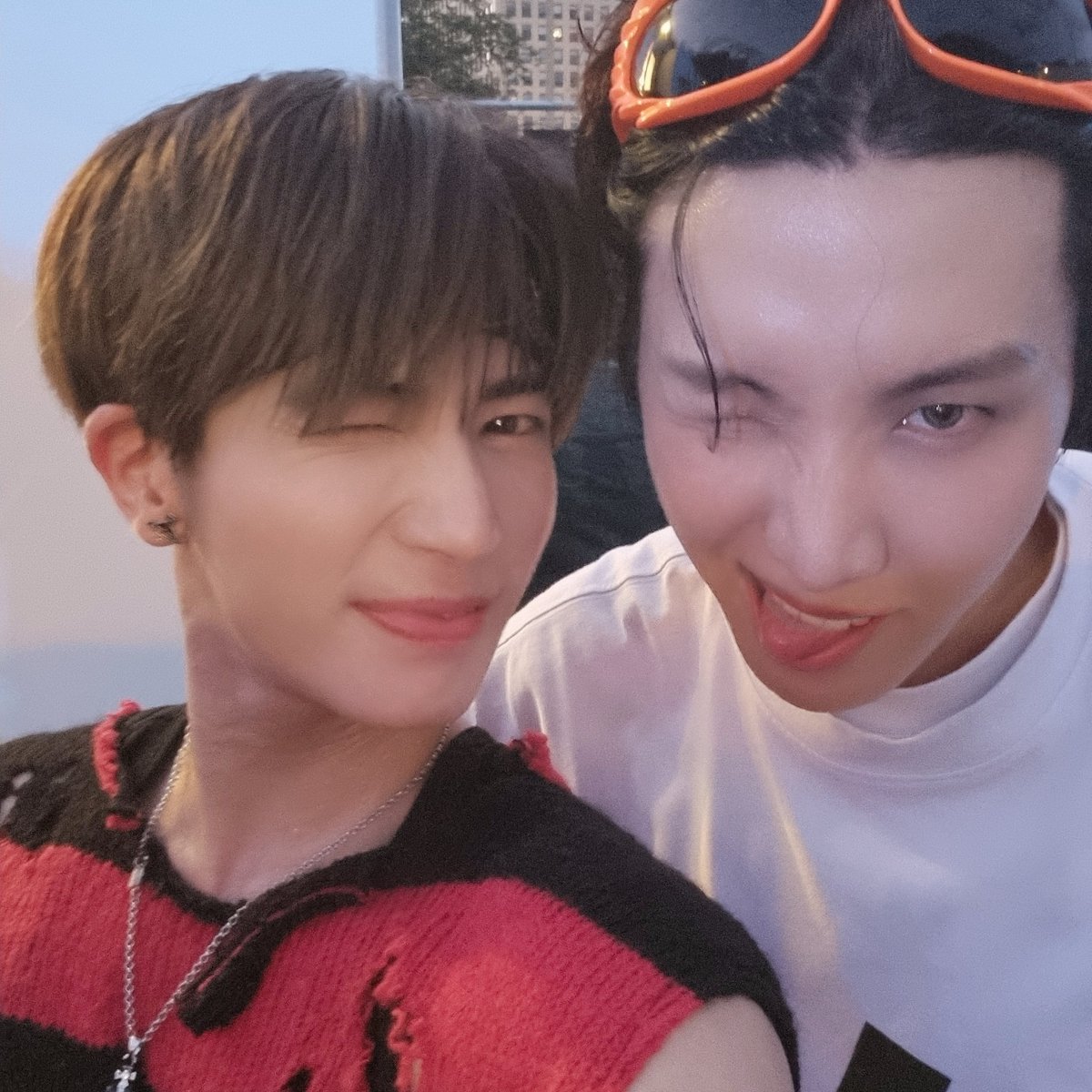 with most cool guy in the world
#JHOPE #TAEHYUN #제이홉 #태현