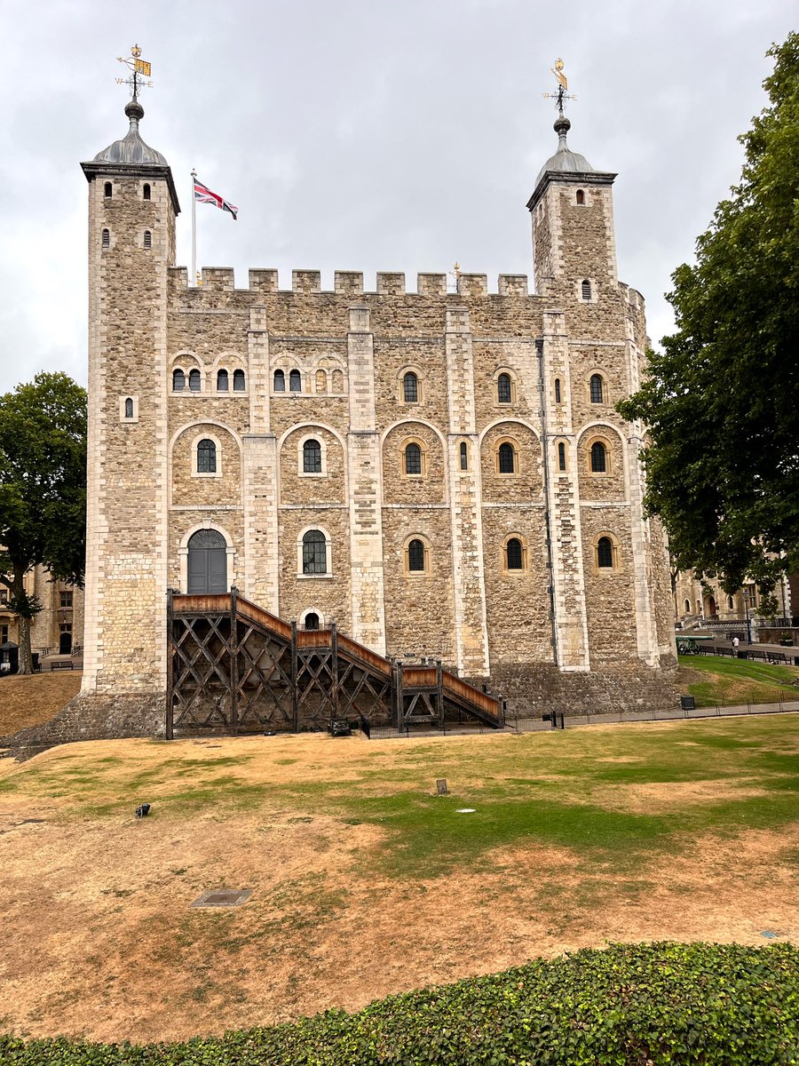 It’s the responsibility of two Yeoman Warders to unlock all the doors and turn on the lights each morning, today that task has fallen to me. Enjoy your Sunday @TowerOfLondon #WorkingWeekend #PalacePhotos #WhiteTower