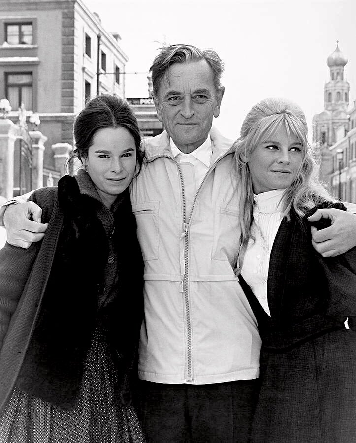 #GeraldineChaplin #BOTD, photographed with director David Lean and co-star Julie Christie on the set of 'DOCTOR ZHIVAGO' (1965)

🎬#FilmTwitter🎥