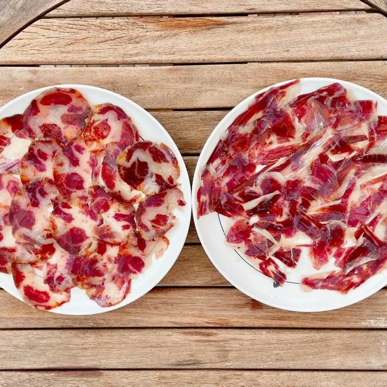 Verano, la mejor época para tomar jamón.

Gracias a <a href="/Manuel_Tornay/">Manolo Tornay</a> por las fotos disfrutando de estos manjares en ese marco imbatible.

#sueñoiberico #cerdorubiodorado #rubiodorado #razayoro #ibericosautor #ibericosdeautor #ibericosunicos #jamoncastaña #chesnutham #valledelgenal