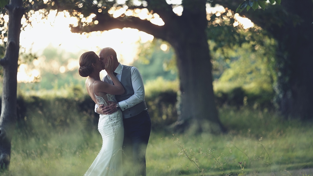 Georgina + Kye / Blake Hall
⁠
venue: @blake_hall_weddings
photographer: @thesallyrawlins
mua: @lacharlemagne.mua
hair: @weddinghairboutique
florist: @littletinshedflowers
DJ &amp; lighting: @lovelighters
musician: @tonykroberts
crazy golf: @altitudeeventsltd