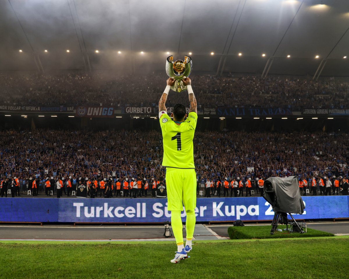 Bilgilendirme: 
Kaptanımız Uğurcan Çakır hakkında “kupa kaldırmaktan bel fıtığı oldu artık” tarzında çıkan haberler gerçeği yansıtmamaktadır. 🙃