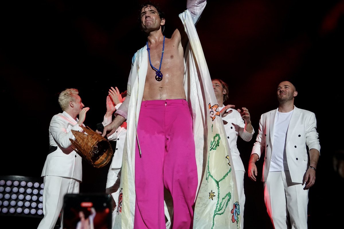 tiibet_mfc's tweet photo. End of the gig vibes from Sardinia #mika @mikasounds #ForteArena https://t.co/435qoputc0