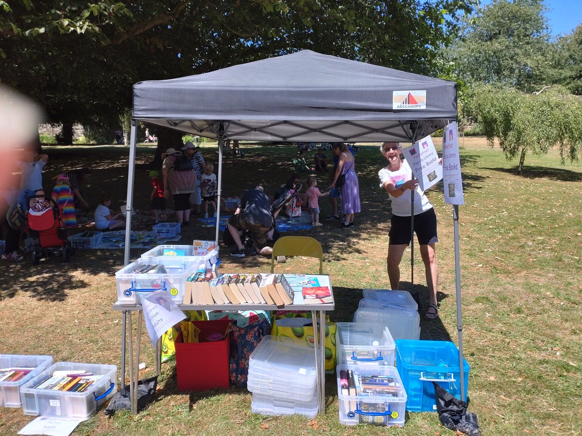 PontefractReads's tweet photo. Si thee at Yorkshire Day in the Valley Gardens.
Free books, free chelping, sunshine and fun with Anna and Chris 💜📚
#PontefractReads #Community #Pontefract #YorkshireDay https://t.co/GTzhPpdV7C