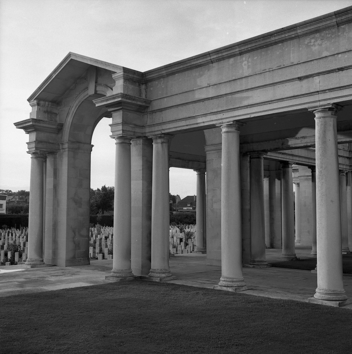 Today is the 90th anniversary of the unveiling of the Arras Memorial in France 🇫🇷

The memorial commemorates almost 35,000 servicemen from the United Kingdom, South Africa and New Zealand.  Find out more on our website: ow.ly/UbjA50K7XHi
