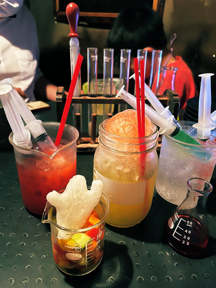 atosakix2's tweet photo. 監獄レストラン ザ・ロックアップ💀
結婚前に池袋店に2人で💕結婚後で新宿店に家族４人💕私のお願いにお店に付き合ってくれてありがとう✨　
スタッフさん入口で息子に何の悪い事をしましたか「ゲームし過ぎ」で手錠で個室連行🤣
#青春ロックアップ https://t.co/ikRjo1O1ul